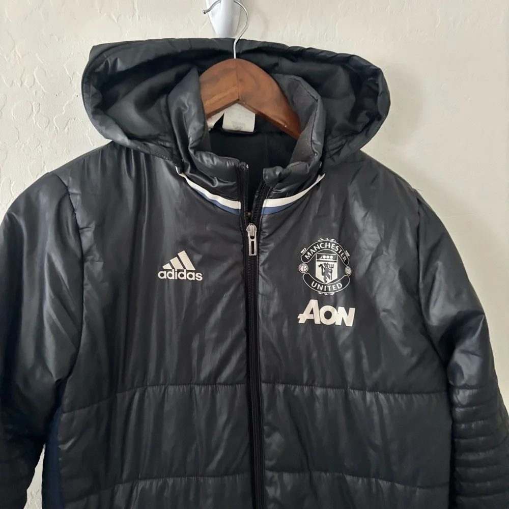adidas Manchester United Youth Kids Black Hooded Puffer Jacket with Team Crest M